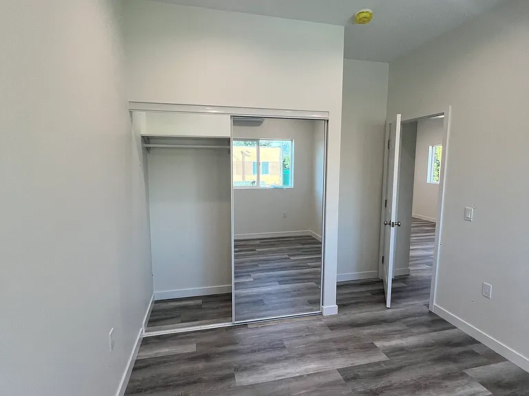 11616 Hamlin St — Photo 30