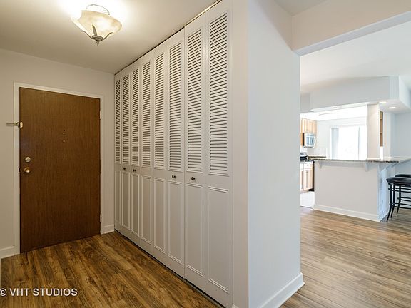 2nd image of 909 E Kenilworth Ave Unit 121