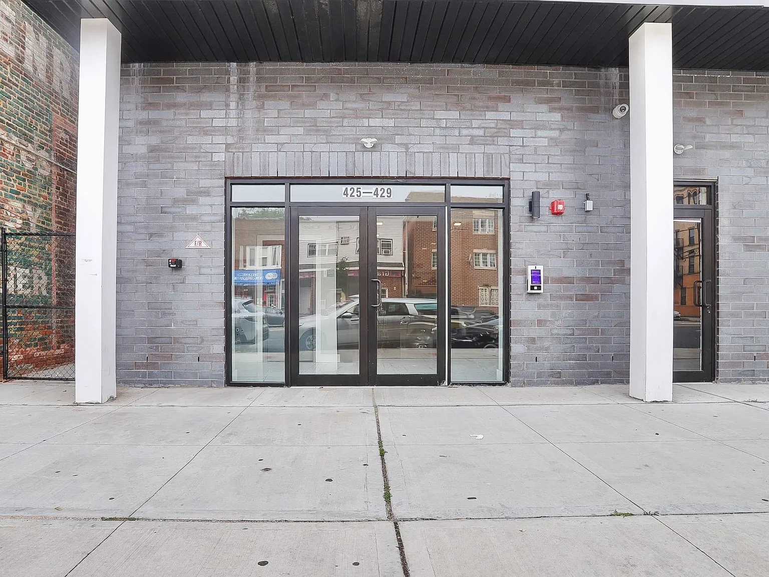 1 bed, 1.0 bath, 850 sqft, $2,167 — Photo 2