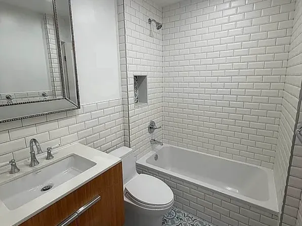 4004 Victory Boulevard image 10 of 14