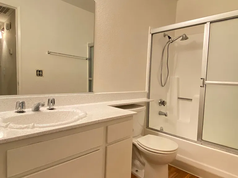 Independence Court Apartments — Photo 16