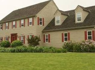 67 W Oakwood Dr, Delafield, WI 53018