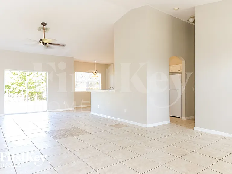 237 SW Ray Ave — Photo 6