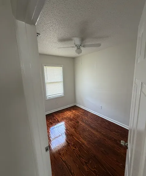 525 E Hall Ln — Photo 4