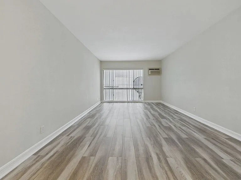 115 Doheny Apartments — Photo 32