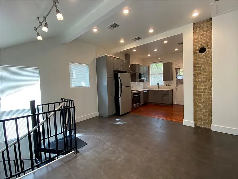 305 W 29th St — Photo 18