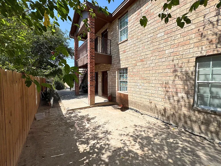 418 W Plum St — Photo 1