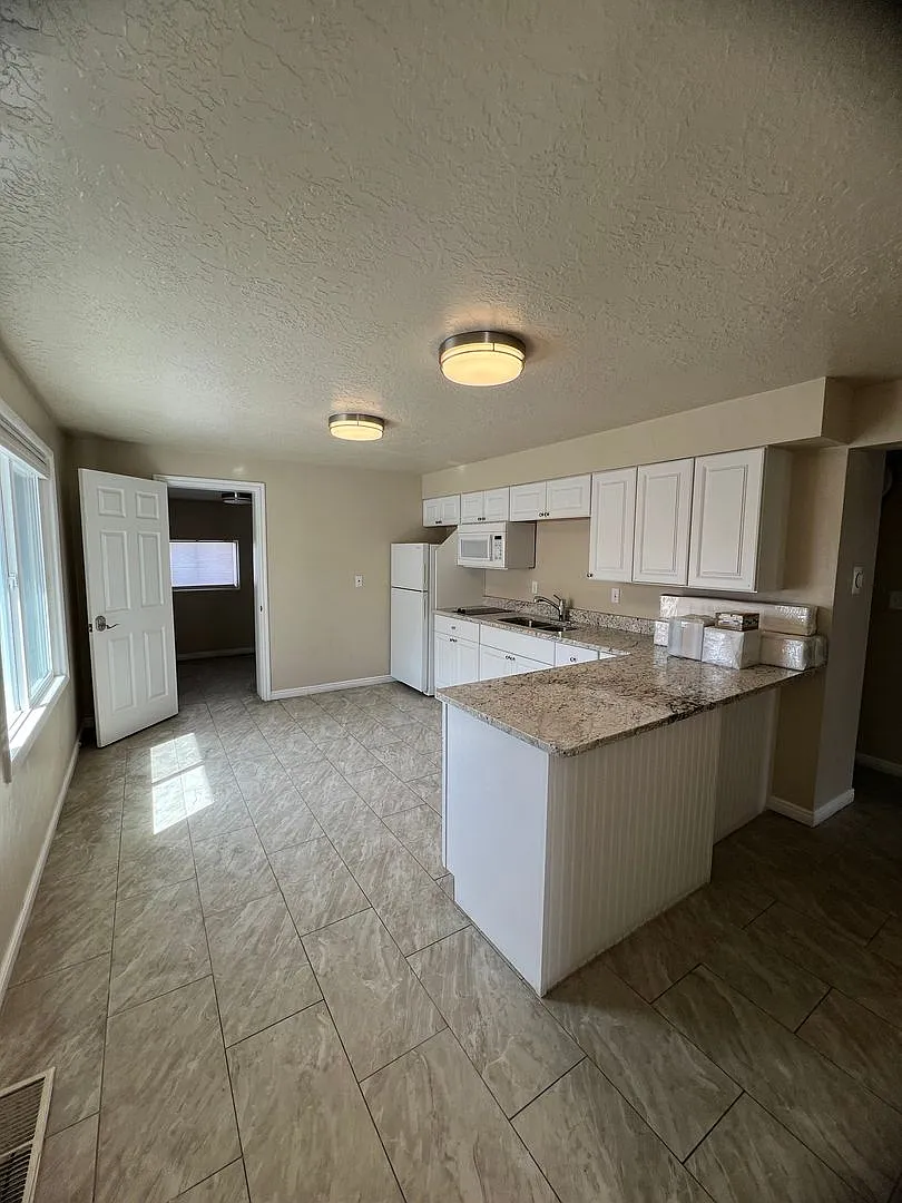Commercial or Resident — Photo 3