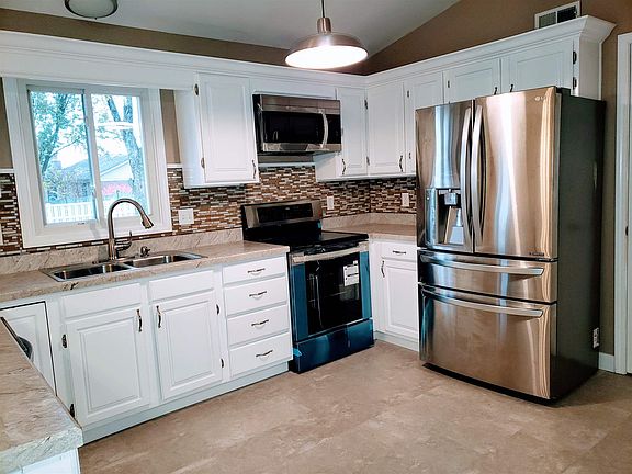 4th image of 808 Crestwood Dr E