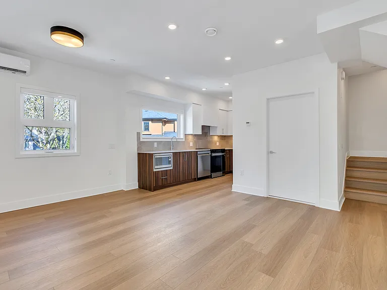 4575 Granville St — Photo 14