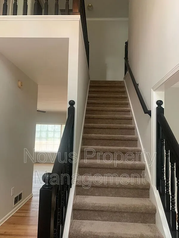 4 bed, 2.5 bath, 2833 sqft, $2,190 — Photo 4