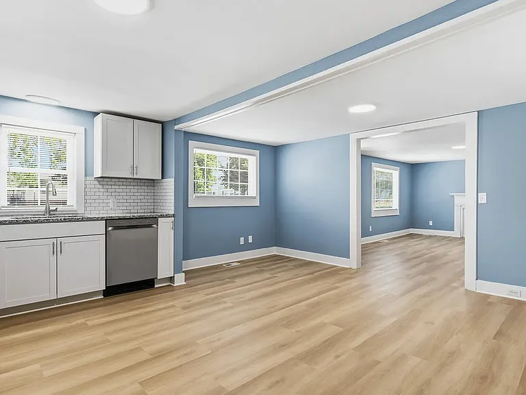 301 W John J Sharpe St — Photo 2