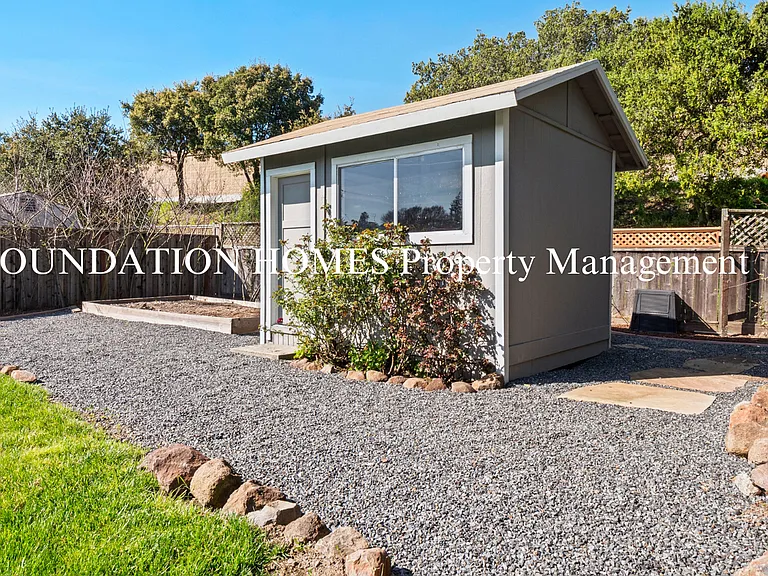 151 Kenwood Ct — Photo 3