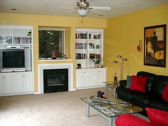Family Room w/Built-Ins Gas Fire Place