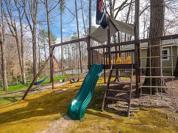 4th image of 60 Brookcrest Dr