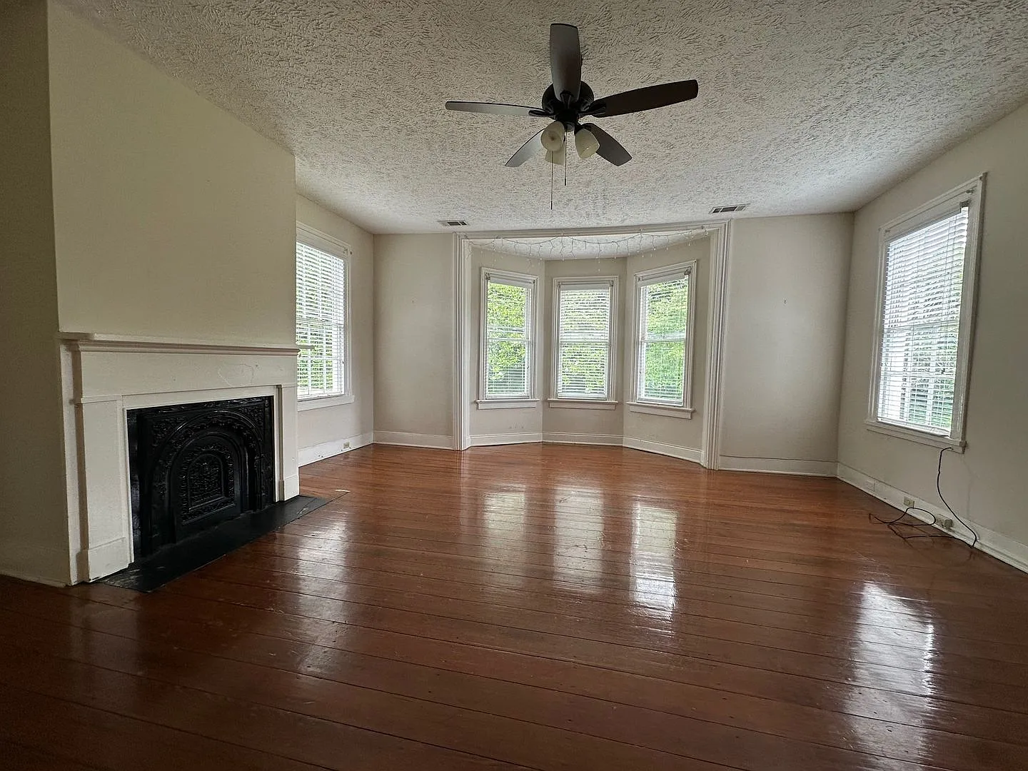 Available September 1st ! Charming 2-Bedroom Apartment in Historic Augusta Great Location — Photo 1