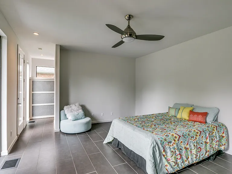 919 Knott Pl — Photo 7