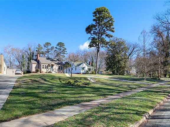 2nd image of 2622 Springwood Dr