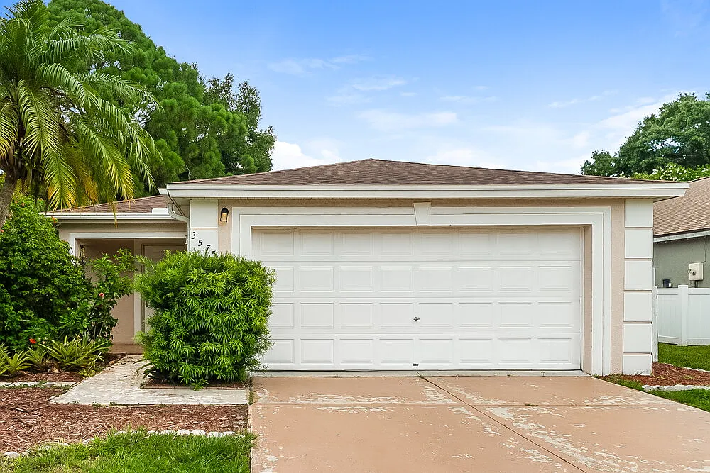 3 bed, 2.0 bath, 1319 sqft, $2,220 — Photo 1