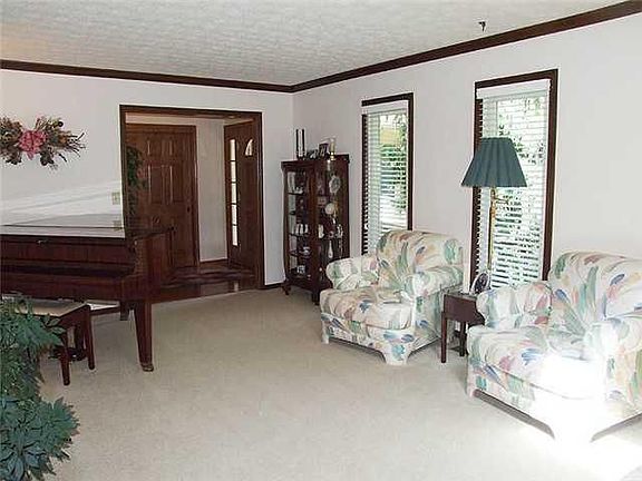 3rd image of 889 Helenhurst Ct