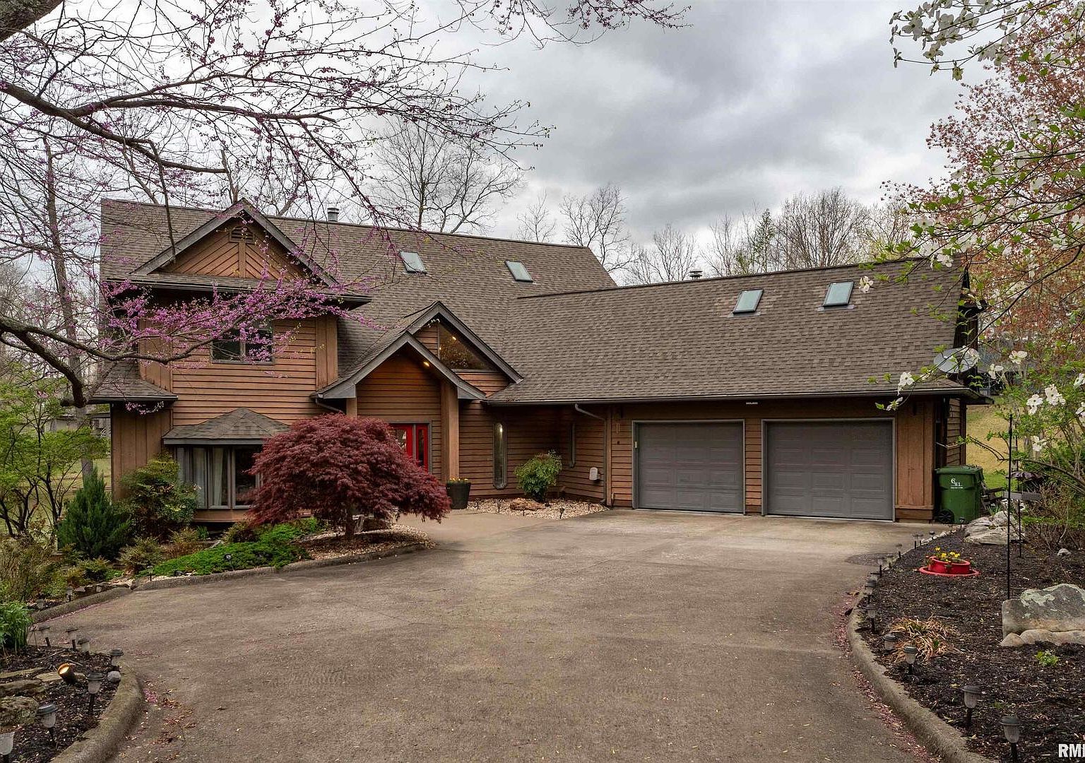 m*n様 house on the hill ✴︎Dark Brown120 168 Lake Indian Hills Cir, Carbondale, IL 62902 | Zillow