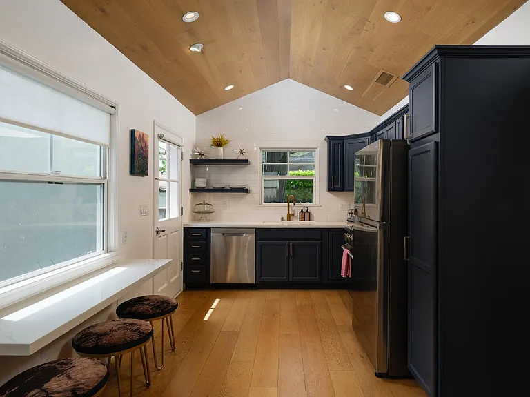 2325 Montrose Ave #C — Photo 9