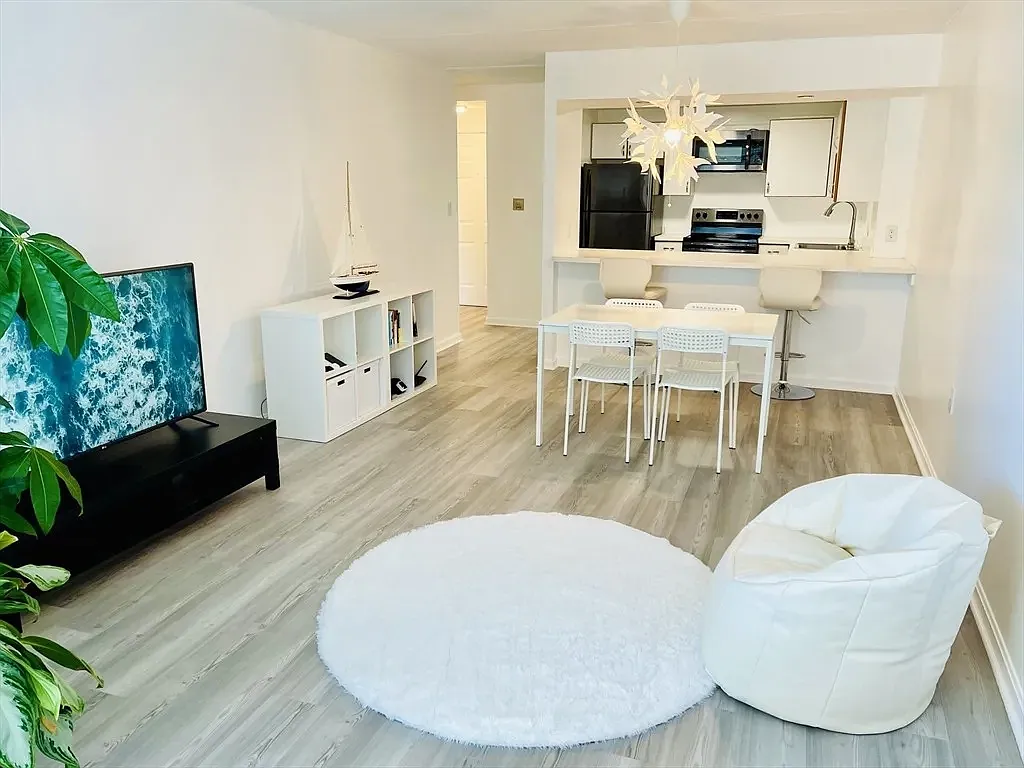 1 bed, 828 sqft, $2,600 — Photo 2