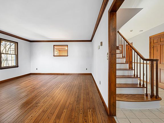 3rd image of 6 Wayside Ln