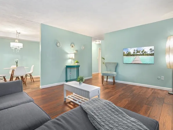 272 Albion St APT 2, Wakefield, MA 01880