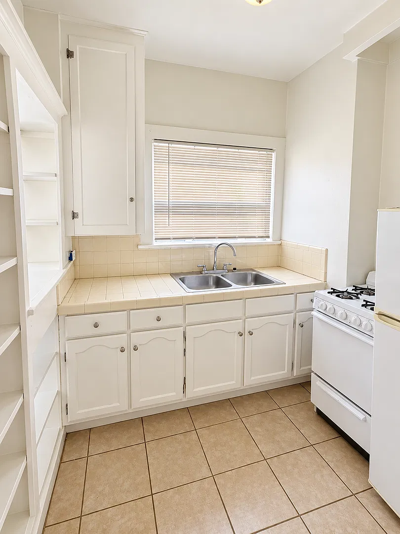 1109 Sea Breeze Building — Photo 3