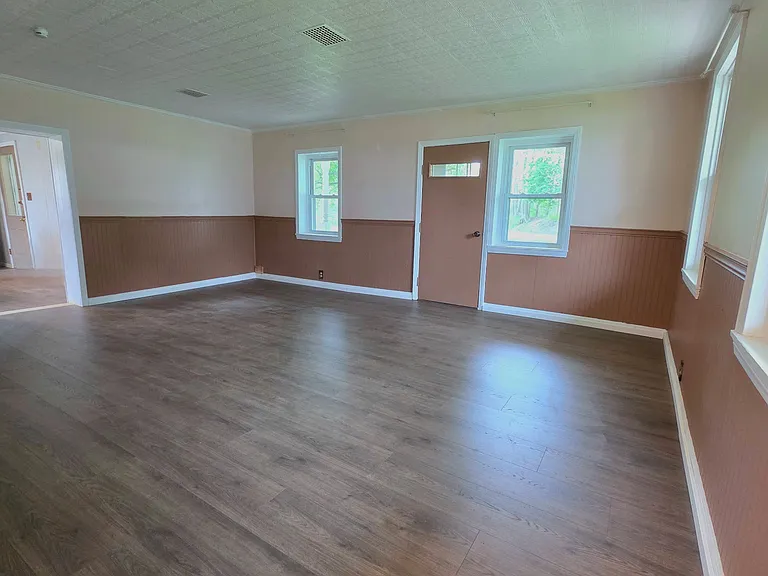 895 Center Rd — Photo 8