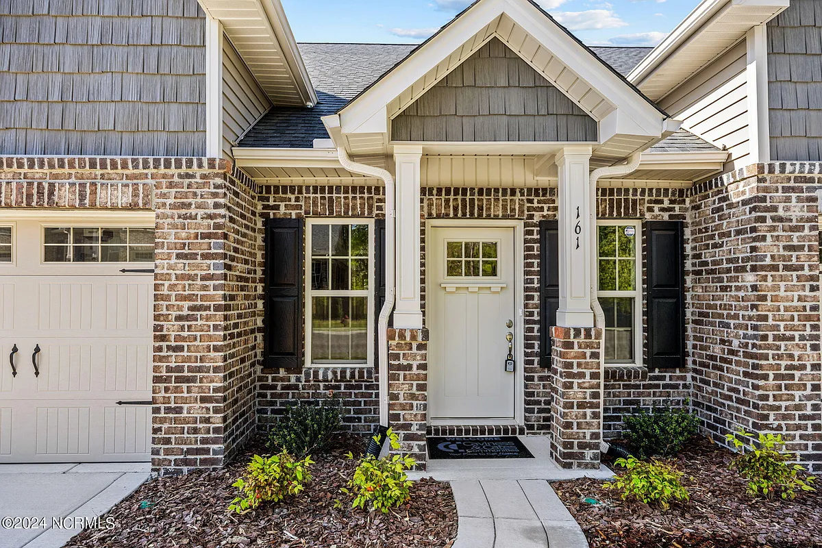 Building Photo - 161 Lark Dr #38