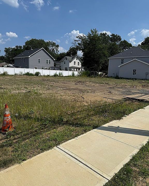 2nd image of 561 Holmdel Rd