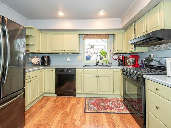 3rd image of 717 Elmwood Dr
