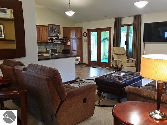 5th image of 3011 Spruce Dr
