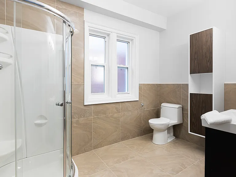 240 Blackburn Ave — Photo 30