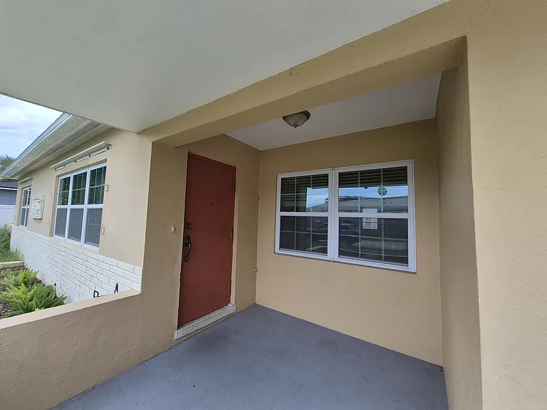 1013 Meadowlawn Dr N — Photo 2