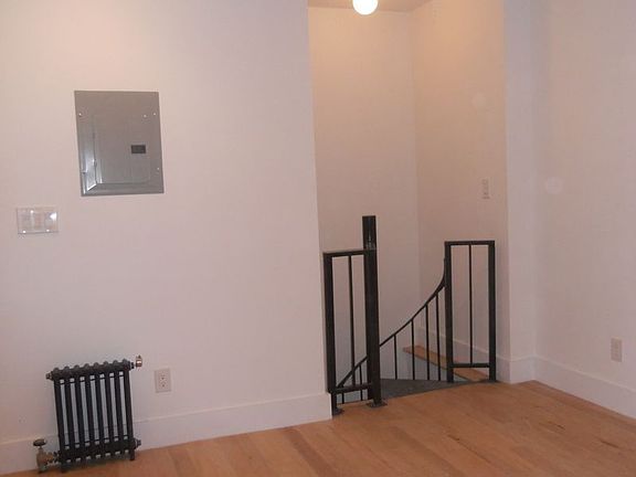5th image of 226 W 112th St APT 1R