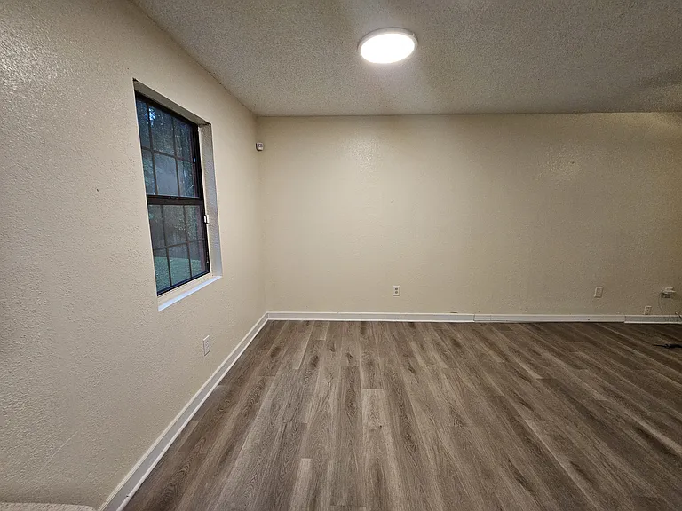 305 E Lake St — Photo 35