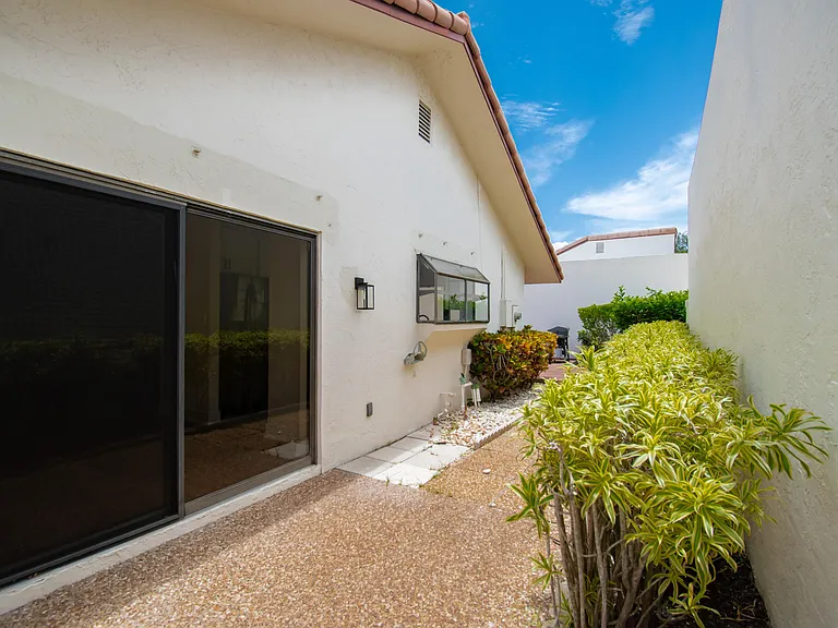 21440 Campo Allegro Dr — Photo 40