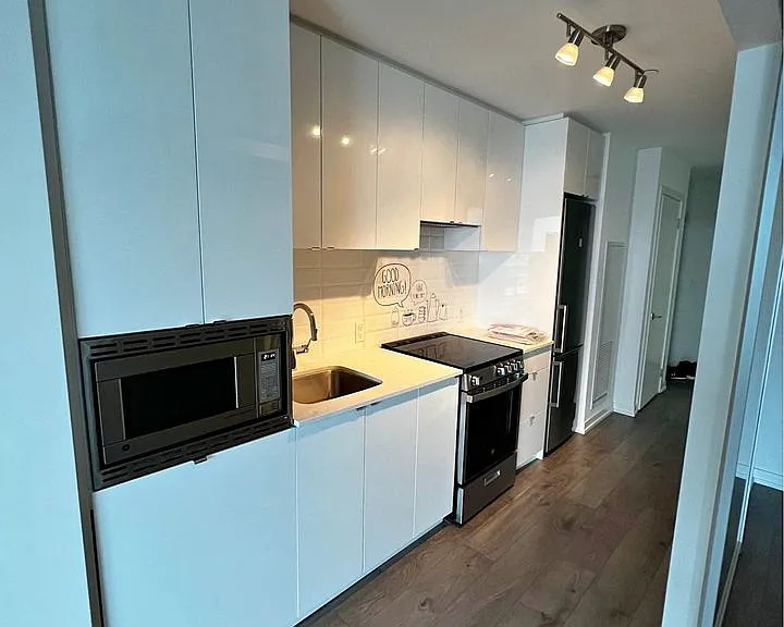 49 E Liberty St #2006 — Photo 21