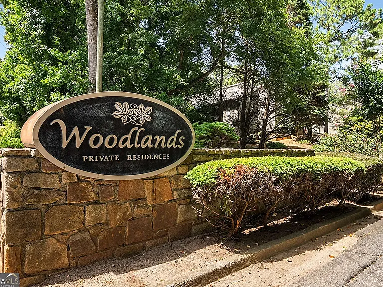 6170 Woodland Rd — Photo 2