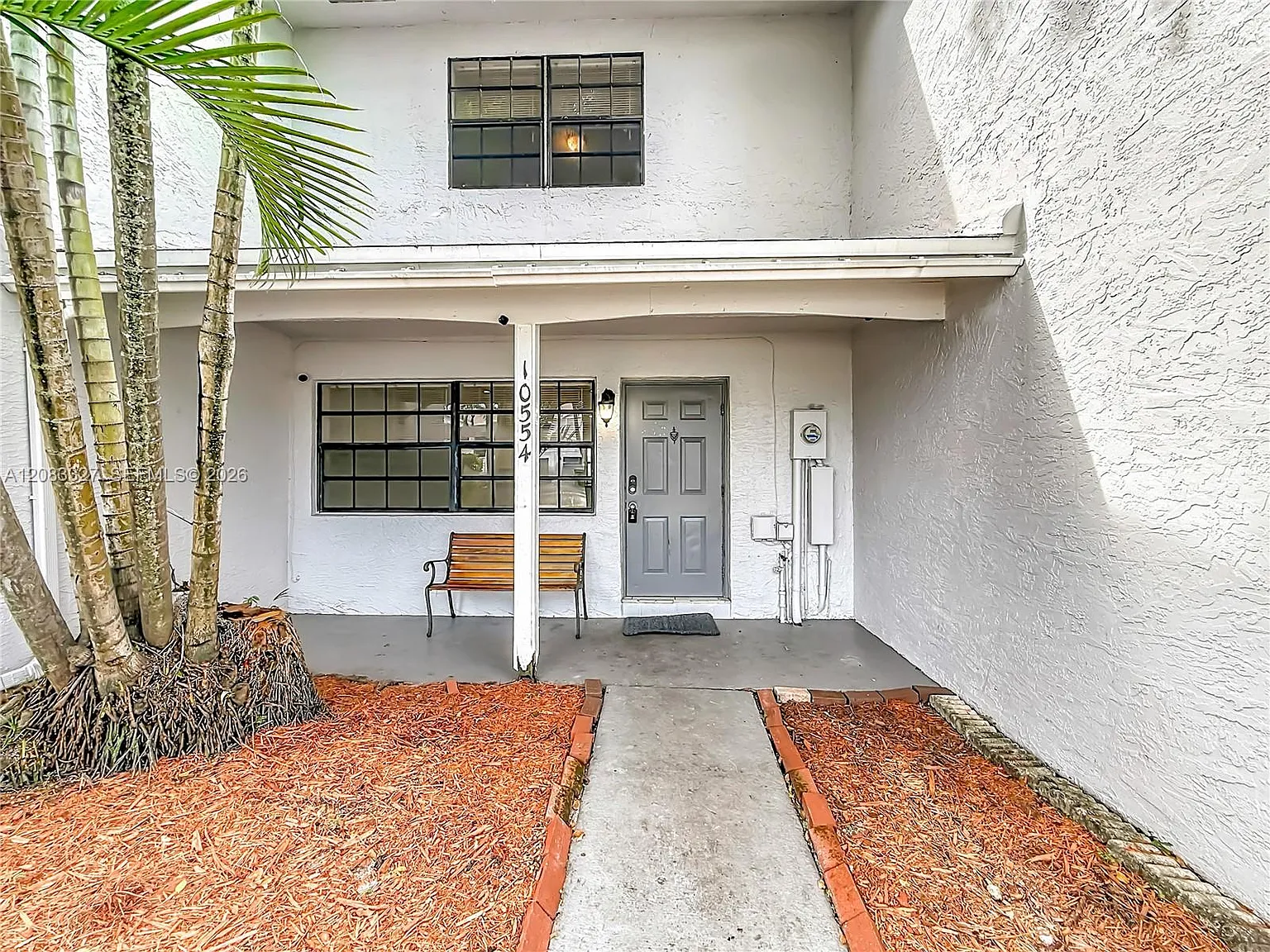 Pembroke Pointe Sec One — Photo 2