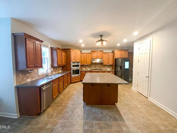 3rd image of 213 Cross Oaks Pl