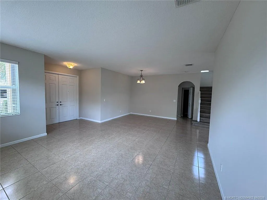 3 bed, 2.5 bath, 2868 sqft, $3,400 — Photo 2