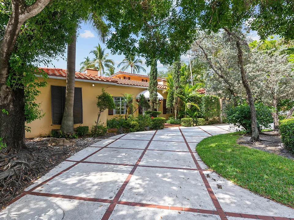 2400 Delmar Pl