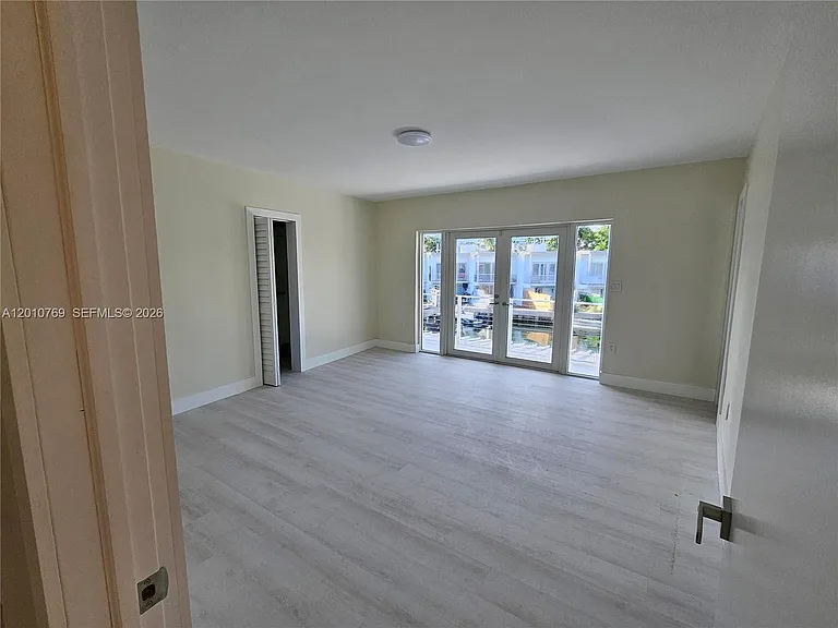 834 Raymond St — Photo 22