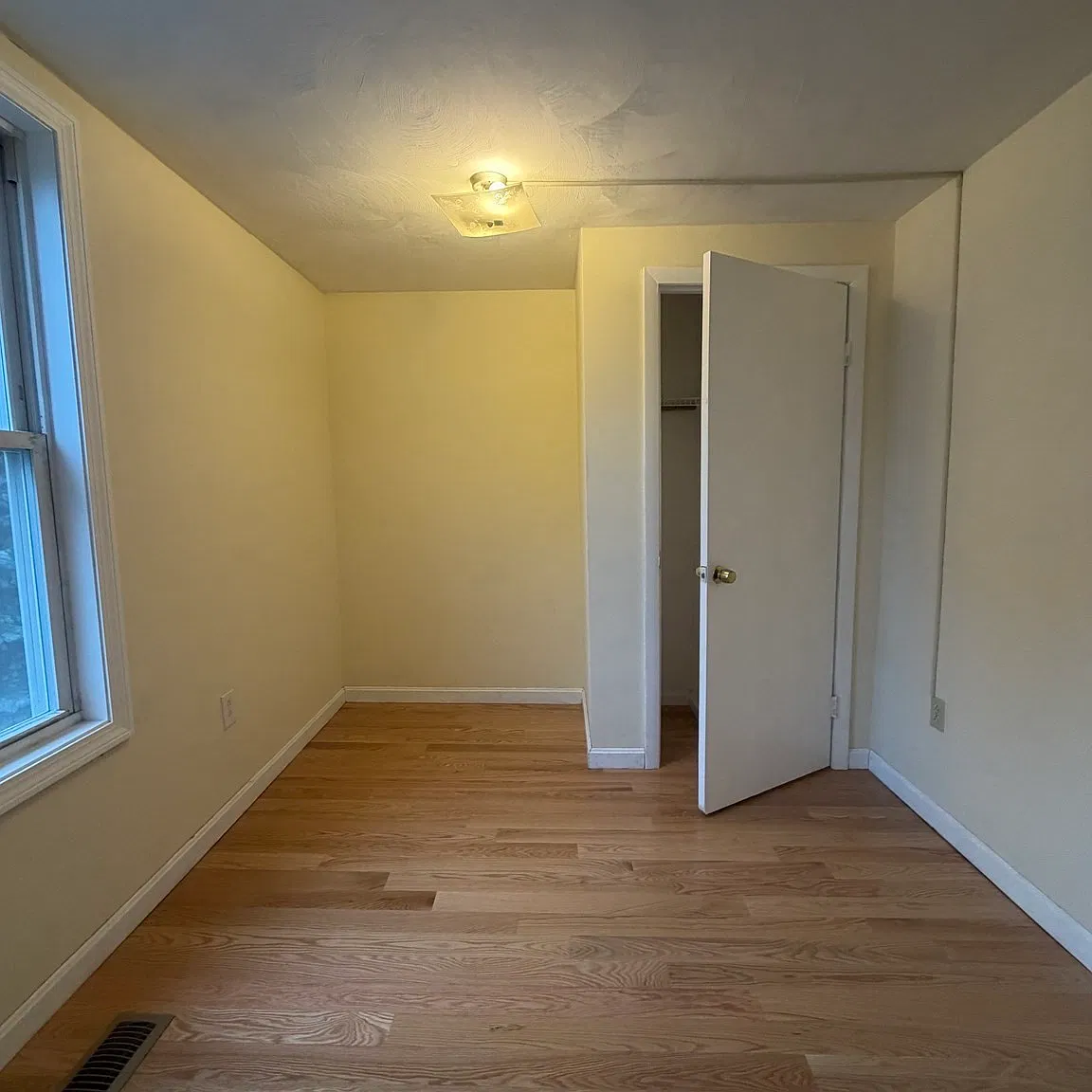 3 bed, 1.0 bath, 1000 sqft, $2,800 — Photo 2