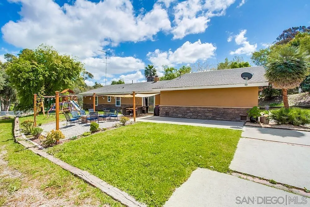 3 bed, 2260 sqft, $4,750 — Photo 2
