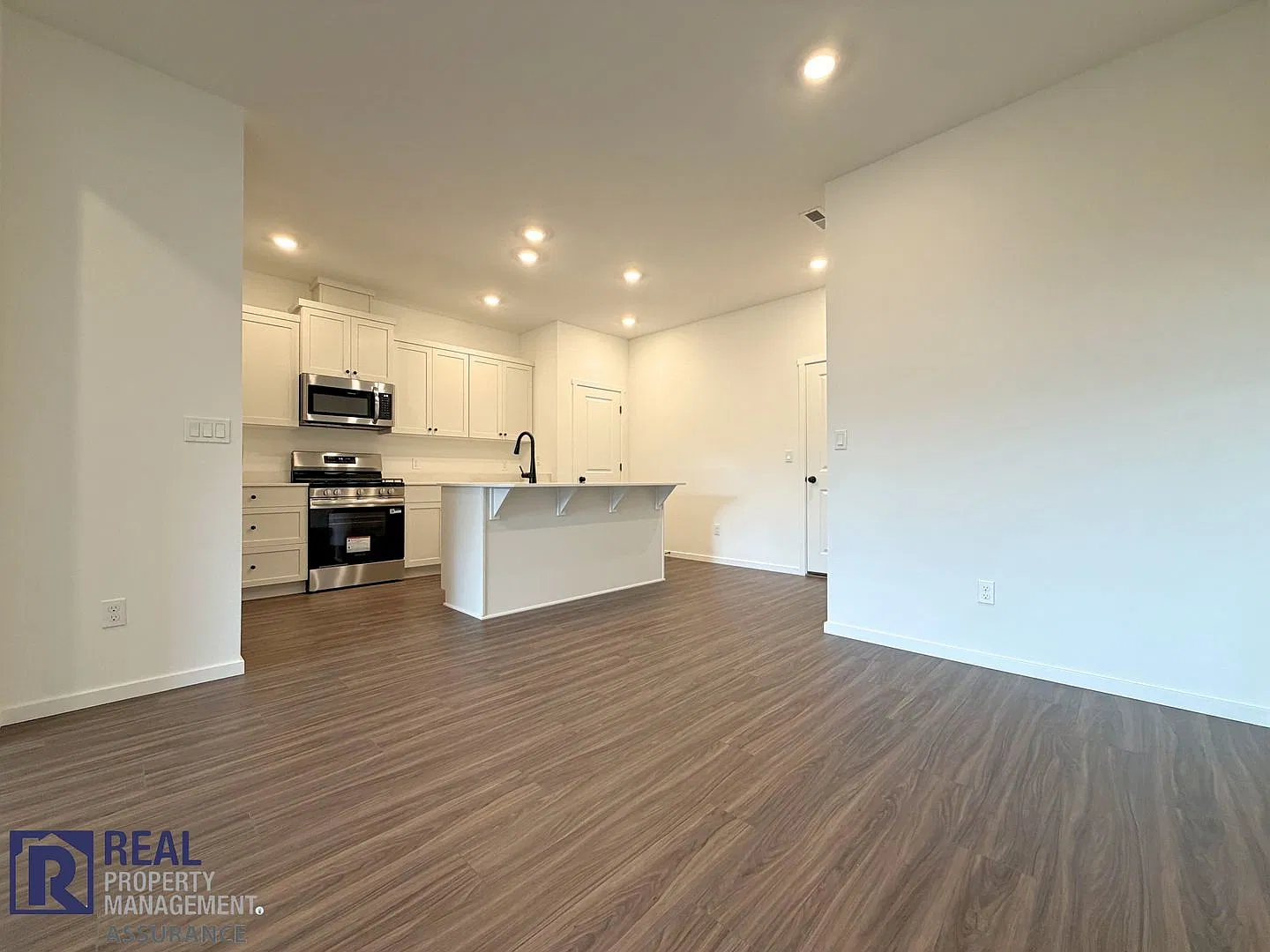 Brand-New 2026 Woodburn 3BR/2.5BA Townhome - Attached 2-Car Garage & A/C — Photo 4